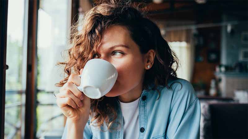 Mơ thấy uống cà phê là điềm gì? Giải mã thông điệp tiềm ẩn