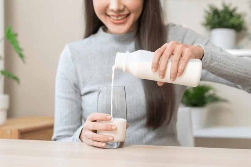 Mơ thấy uống sữa là điềm gì? Giải mã giấc mơ đầy bất ngờ 