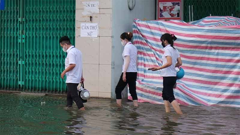 Mơ thấy lội nước là điềm gì? Giải mã bí ẩn giấc mộng sông nước