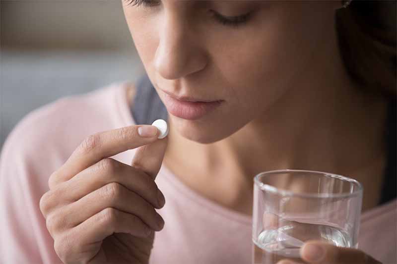 Mơ thấy uống thuốc là điềm gì? Giải mã giấc mộng sức khỏe và vận may