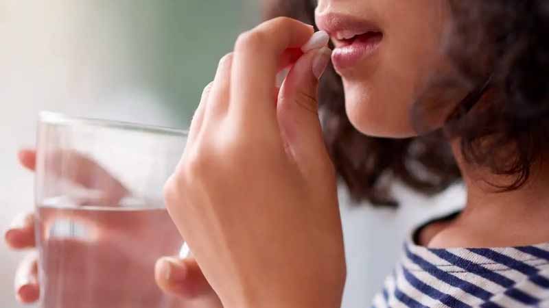 Mơ thấy uống thuốc là điềm gì? Giải mã giấc mộng sức khỏe và vận may