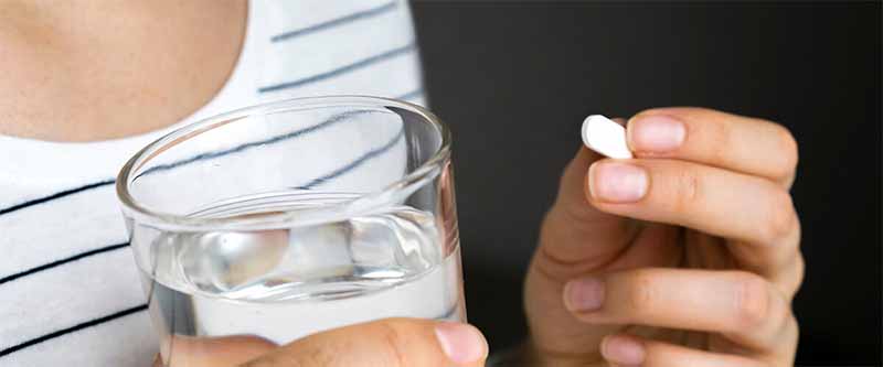 Mơ thấy uống thuốc là điềm gì? Giải mã giấc mộng sức khỏe và vận may