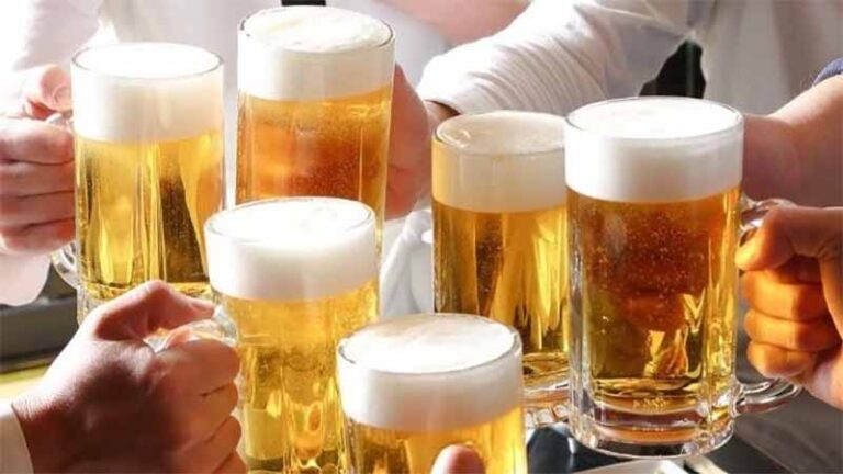 Mơ thấy uống bia là điềm gì? Giải mã giấc mơ đầy bất ngờ