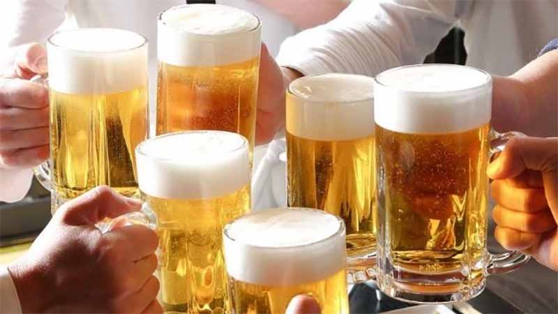Mơ thấy uống bia là điềm gì? Giải mã giấc mơ đầy bất ngờ