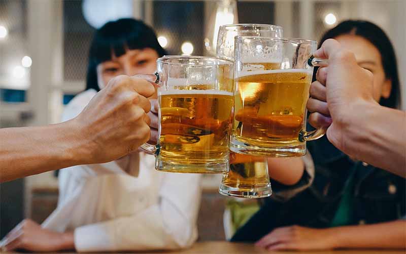 Mơ thấy uống bia là điềm gì? Giải mã giấc mơ đầy bất ngờ