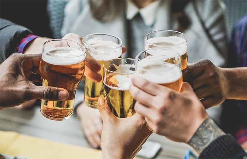 Mơ thấy uống bia là điềm gì? Giải mã giấc mơ đầy bất ngờ